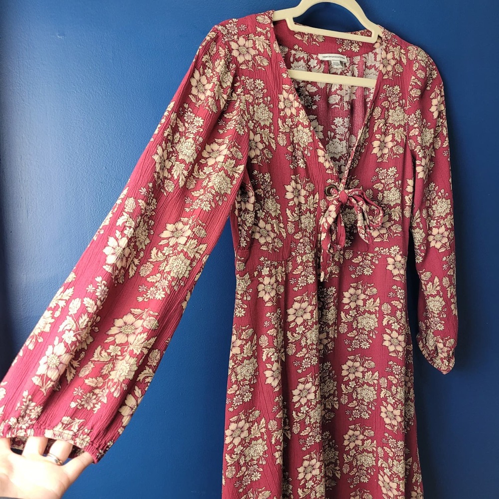 American Eagle Outfitters Floral Knee‎ Length Dress Red Tie Plunge V-Neck Medium